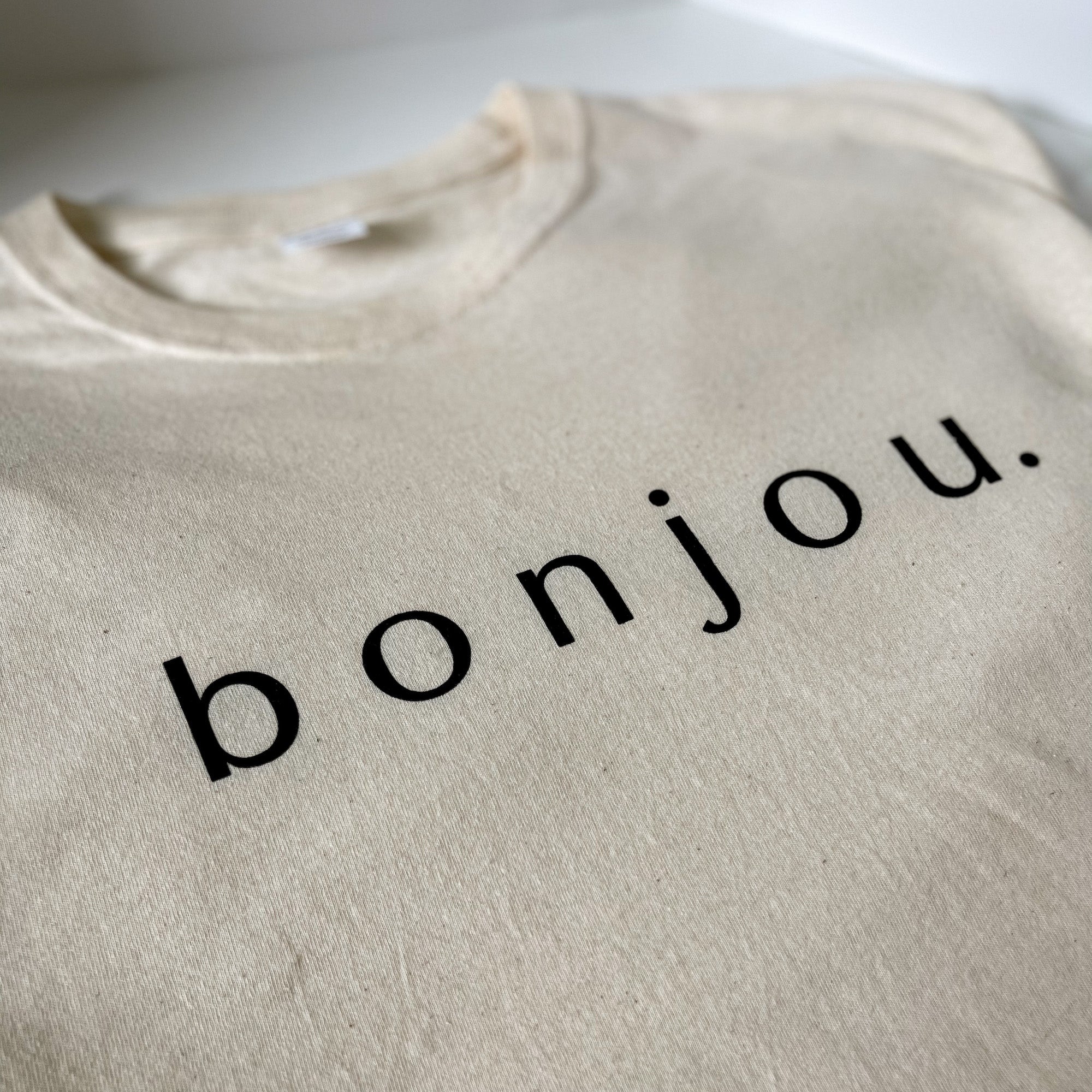 bonjou. tee